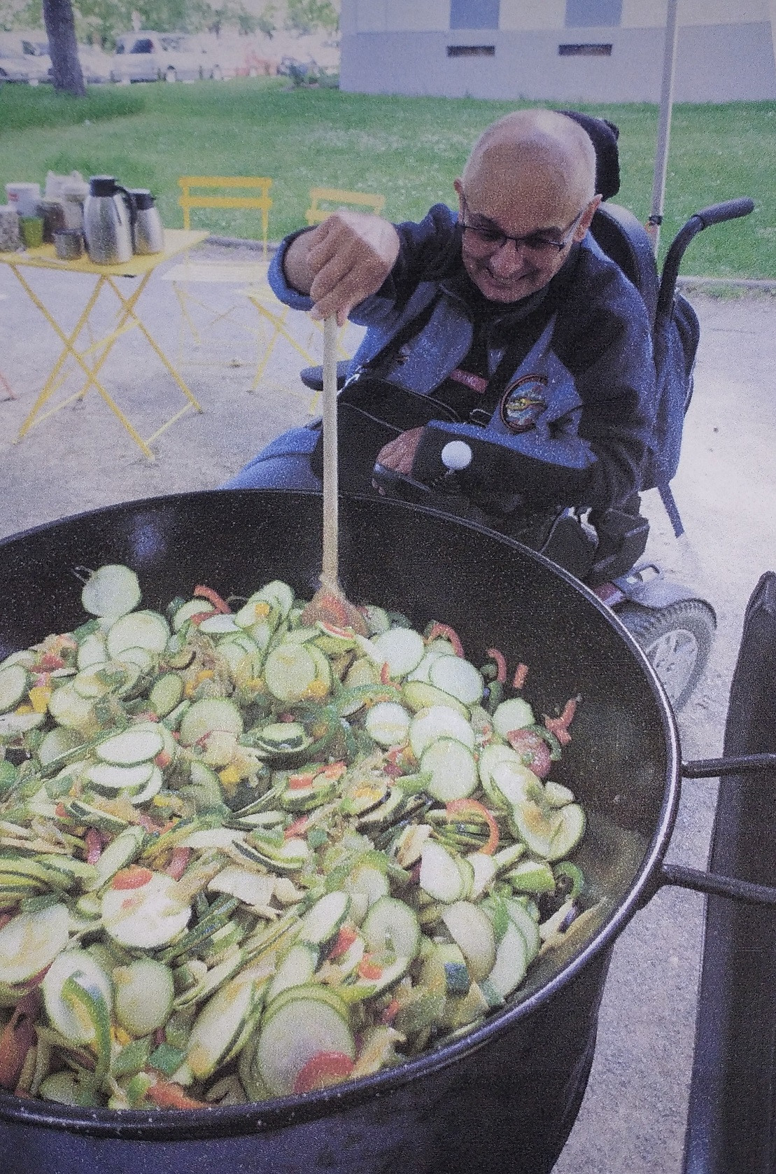 Alexandre, travailleur de l'ESAT, jardine et cuisine